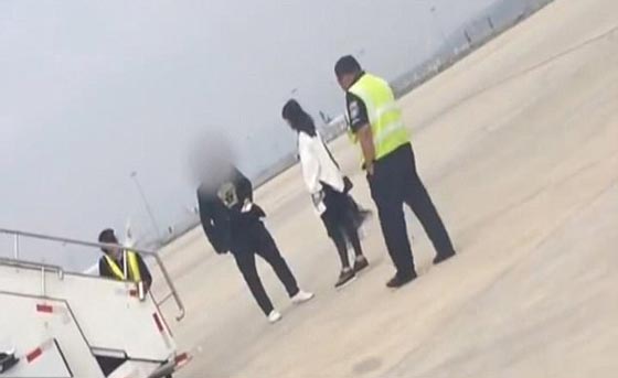  معركة وتبادل اللكمات بين رجل وزوجته يؤخر اقلاع طائرة.. فيديو صورة رقم 5
