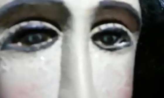 فيديو غريب.. تمثال مريم العذراء يبكي ويسبب صدمة للحضور صورة رقم 1
