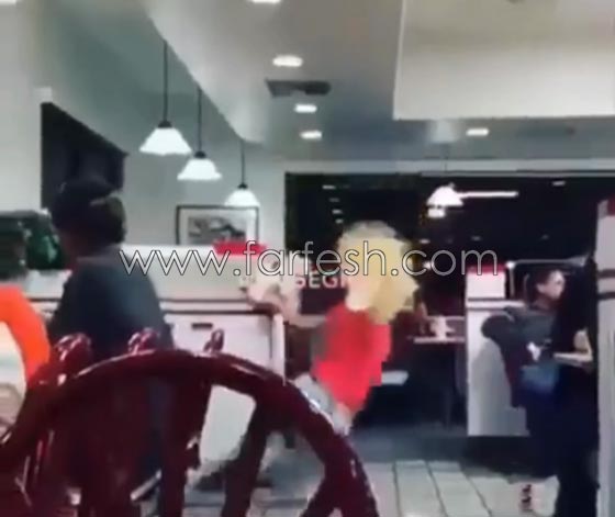 فيديو مواقف محرجة وسقطات مروعة لمجموعة من الفتيات والشباب  صورة رقم 2