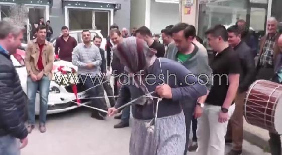   فيديو غريب: عريس تركي يرتدي ملابس نسائية!  صورة رقم 2