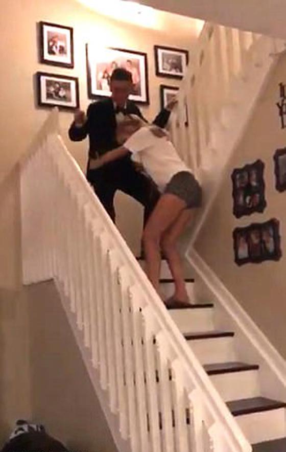  فيديو محرج: انزلقت قدمه أمام صديقته ووقع من اعلى السلم وهو بكامل أناقته! صورة رقم 10