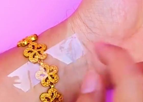 فيديو مدهش.. استخدامات متعددة لم تخطر على بالك للاصق الشفاف صورة رقم 2 فيديو مدهش.. استخدامات متعددة لم تخطر على بالك للاصق الشفاف صورة رقم 2