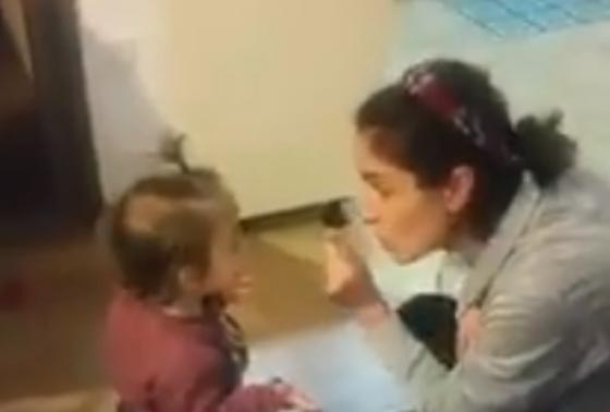 فيديو طريف: طفلة تتشاجر مع والدتها وترد عليها بلغة غير مفهومة صورة رقم 1