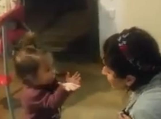 فيديو طريف: طفلة تتشاجر مع والدتها وترد عليها بلغة غير مفهومة صورة رقم 2