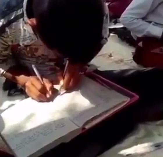 مهارة غير عادية لطلاب هنود يكتبون بكلتا اليدين معا.. فيديو صورة رقم 1