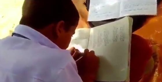 مهارة غير عادية لطلاب هنود يكتبون بكلتا اليدين معا.. فيديو صورة رقم 2