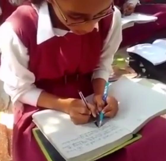 مهارة غير عادية لطلاب هنود يكتبون بكلتا اليدين معا.. فيديو صورة رقم 3