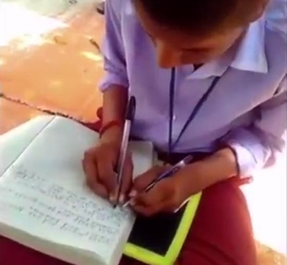 مهارة غير عادية لطلاب هنود يكتبون بكلتا اليدين معا.. فيديو صورة رقم 4