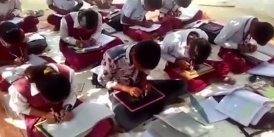 مهارة غير عادية لطلاب هنود يكتبون بكلتا اليدين معا.. فيديو صورة رقم 5