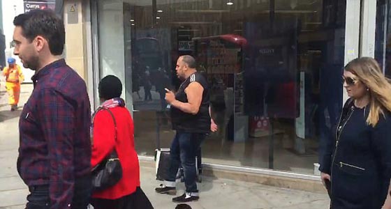 راقص هيب هوب بدين الجسم يتسول بطريقة غريبة في شوارع لندن.. فيديو صورة رقم 1