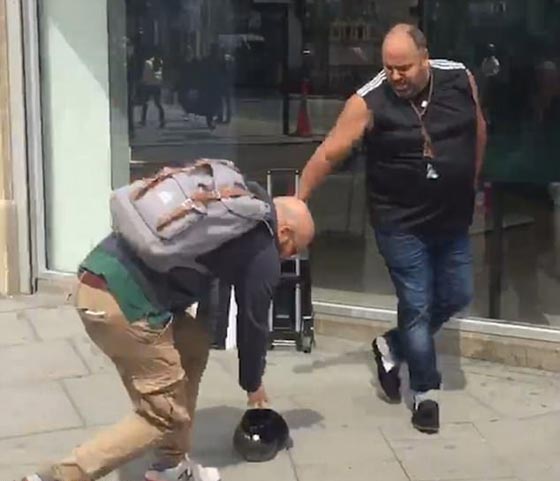 راقص هيب هوب بدين الجسم يتسول بطريقة غريبة في شوارع لندن.. فيديو صورة رقم 4