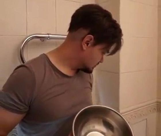 فيديو مثير.. شاب يحاول اصطياد عنكبوت ضخم تنتهي بمشهد مفزع! صورة رقم 6