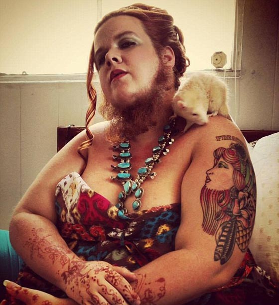 شاطئ يجتمع فيه غريبو الاطوار يحتفل بزواج المرأة الملتحية.. فيديو صورة رقم 8