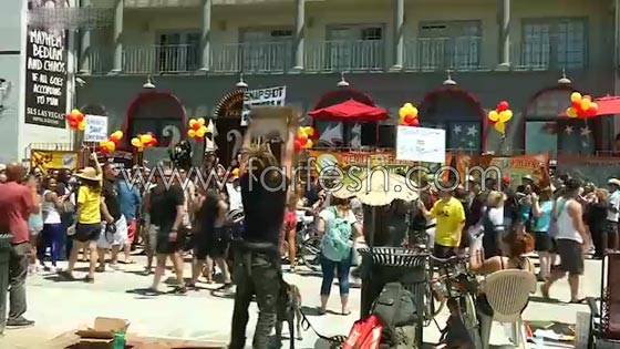 شاطئ يجتمع فيه غريبو الاطوار يحتفل بزواج المرأة الملتحية.. فيديو صورة رقم 5