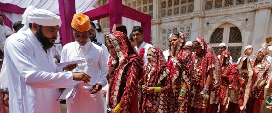 وزير هندي يهدي العرائس عصيا لتأديب الازواج اذا اساؤوا معاملتهن صورة رقم 3