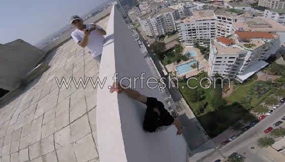 فيديو مثير: شاب متهور يستعرض مهاراته الخطيرة على حافة بناية شاهقة! صورة رقم 6
