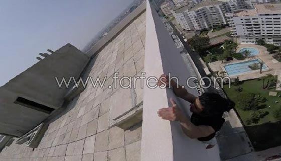 فيديو مثير: شاب متهور يستعرض مهاراته الخطيرة على حافة بناية شاهقة! صورة رقم 7
