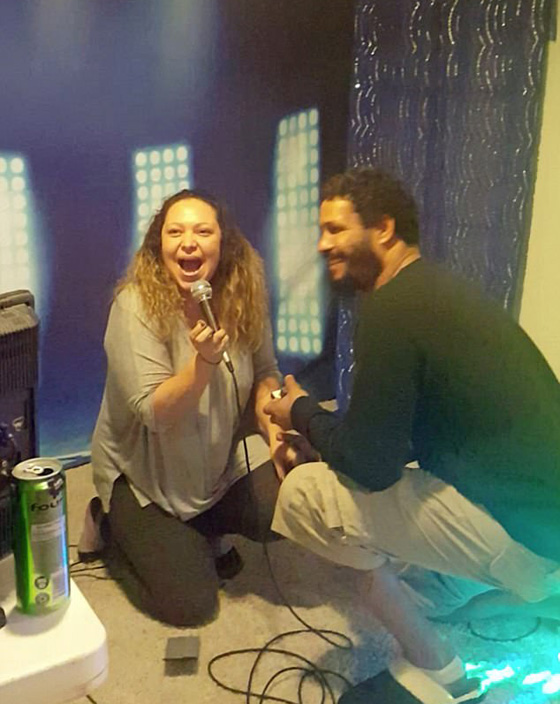 حبيبان يتقدمان في نفس اللحظة لطلب كل منهما يد الآخر.. فيديو صورة رقم 4