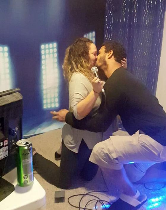 حبيبان يتقدمان في نفس اللحظة لطلب كل منهما يد الآخر.. فيديو صورة رقم 6