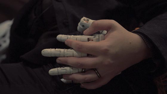تحتفل بخطوبتها إلى رجل آلي صورة رقم 5
