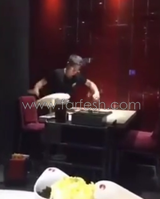 بالفيديو.. مهارة عامل في تنظيف الطاولات تثير جنون الإنترنت صورة رقم 4