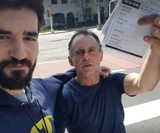 فيديو طريف: شاهد ردود فعلهم لدى وضع شاب مصري يده على اكتافهم صورة رقم 3