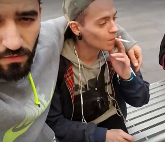 فيديو طريف: شاهد ردود فعلهم لدى وضع شاب مصري يده على اكتافهم صورة رقم 4