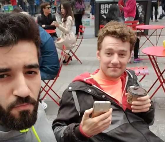 فيديو طريف: شاهد ردود فعلهم لدى وضع شاب مصري يده على اكتافهم صورة رقم 5