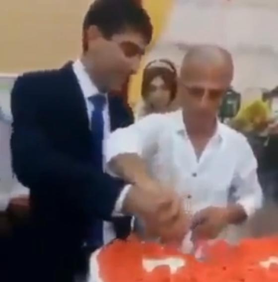 بالفيديو.. والد عروس يعرض زوجها لموقف محرج صورة رقم 1