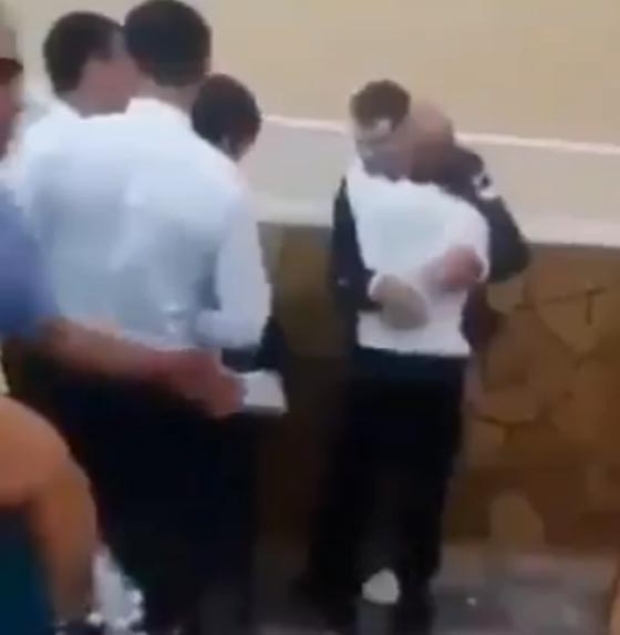 بالفيديو.. والد عروس يعرض زوجها لموقف محرج صورة رقم 2