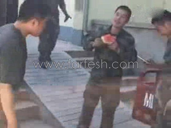 فيديو طريف.. شاهد كيف التهم هذا الجندي قطعة بطيخ في ثانية! صورة رقم 4
