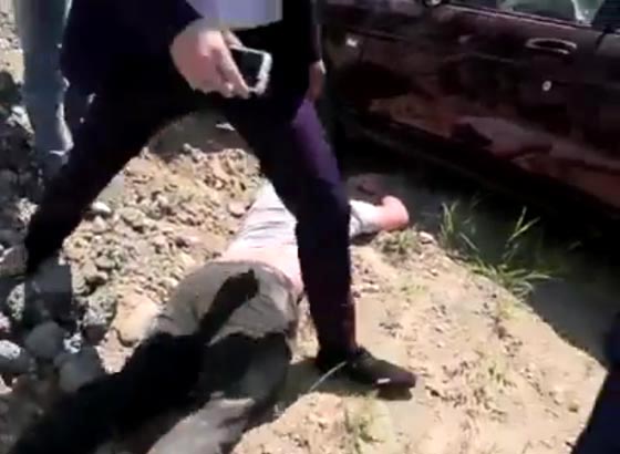 فيديو مثير.. سائق يطير من سيارته وينجو من الموت المحقق صورة رقم 2