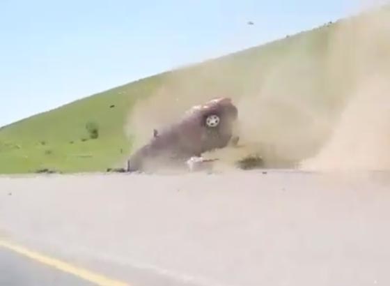 فيديو مثير.. سائق يطير من سيارته وينجو من الموت المحقق صورة رقم 1