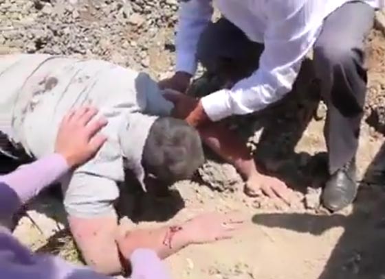 فيديو مثير.. سائق يطير من سيارته وينجو من الموت المحقق صورة رقم 3