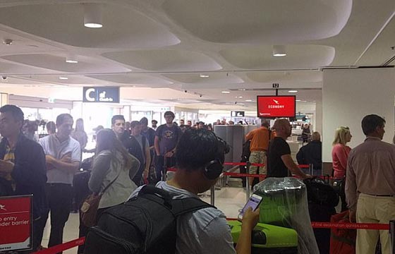 عروسان يقيمان حفل زفاف في المطار بسبب تعطل نظام فحص الجوازات صورة رقم 5
