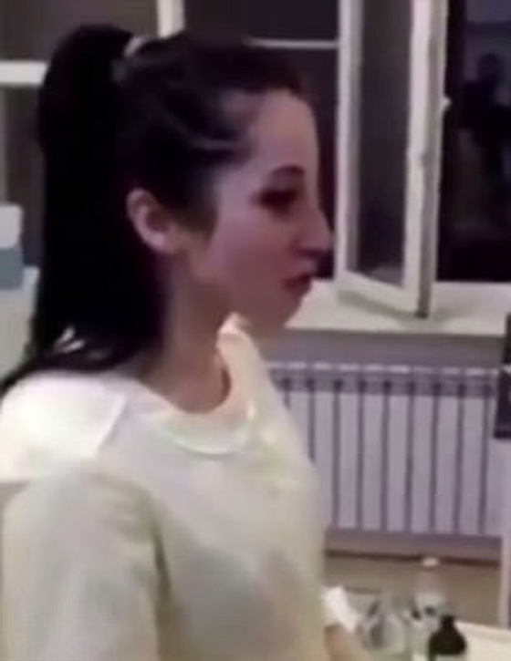 فيديو اغرب عرض زواج: رجل يفاجئ حبيبته الممرضة التي تعالجه بخاتم مخفي في جرح بمعدته! صورة رقم 2