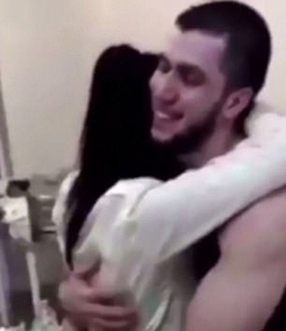 فيديو اغرب عرض زواج: رجل يفاجئ حبيبته الممرضة التي تعالجه بخاتم مخفي في جرح بمعدته! صورة رقم 8
