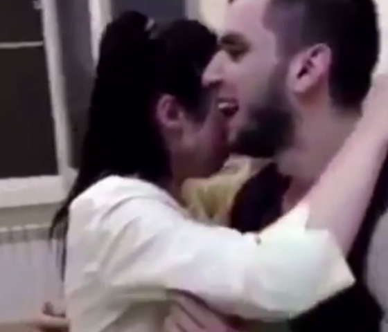 فيديو اغرب عرض زواج: رجل يفاجئ حبيبته الممرضة التي تعالجه بخاتم مخفي في جرح بمعدته! صورة رقم 7
