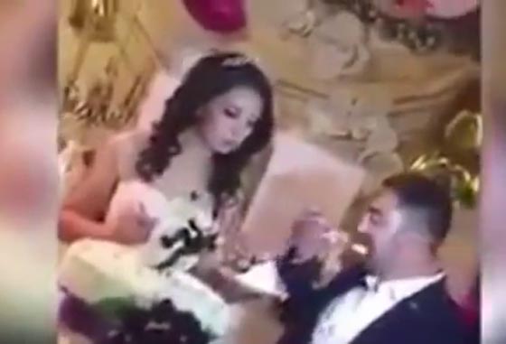 تصرف وقح من عريس يترك عروسه محرجة وسط المعازيم.. فيديو صورة رقم 2