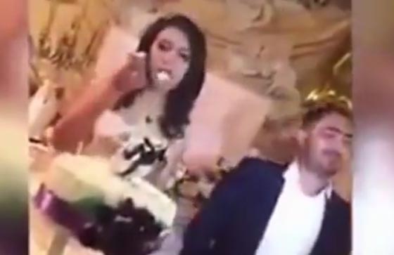 تصرف وقح من عريس يترك عروسه محرجة وسط المعازيم.. فيديو صورة رقم 3