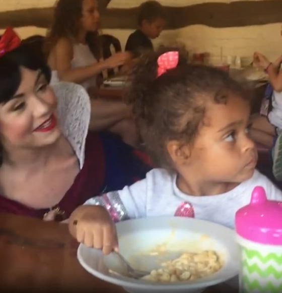 بالفيديو.. ردة فعل غريبة لطفلة تفضل الأكل على سنو وايت صورة رقم 4