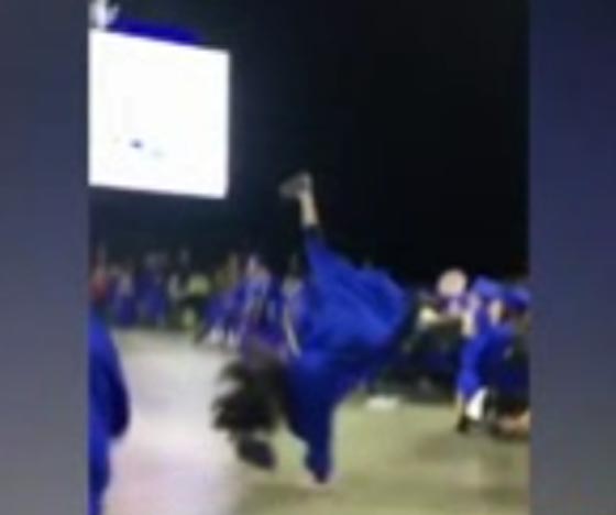 فيديو محرج.. طالب يستعرض مهاراته لحظة تخرّجه والنتيجة جاءت مؤلمة! صورة رقم 3