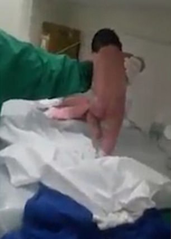 فيديو مذهل: رضيعة معجزة تمشي 10 خطوات بعد دقائق من ولادتها! صورة رقم 1