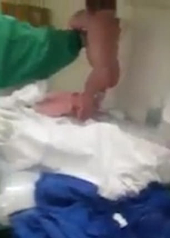 فيديو مذهل: رضيعة معجزة تمشي 10 خطوات بعد دقائق من ولادتها! صورة رقم 4