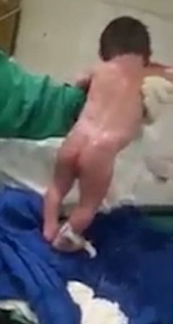 فيديو مذهل: رضيعة معجزة تمشي 10 خطوات بعد دقائق من ولادتها! صورة رقم 5