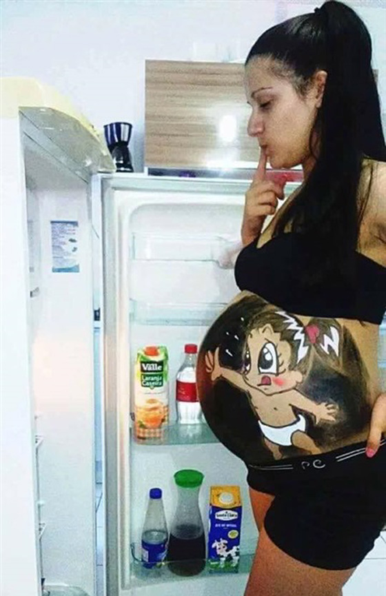 شاب يحول بطن زوجته الحامل الى لوح لرسوماته المدهشة! صور صورة رقم 1