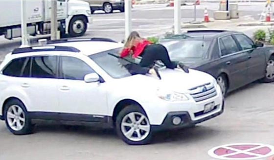 فتاة شجاعة تقفز على سيارتها وتتشبث بها وتربك السارق.. فيديو مثير صورة رقم 2