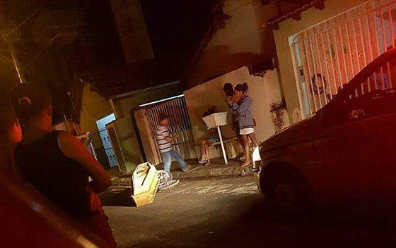 شاب برازيلي يصطحب جثة شقيقه الذي توفي قبل عام لنزهة على دراجته! صورة رقم 1