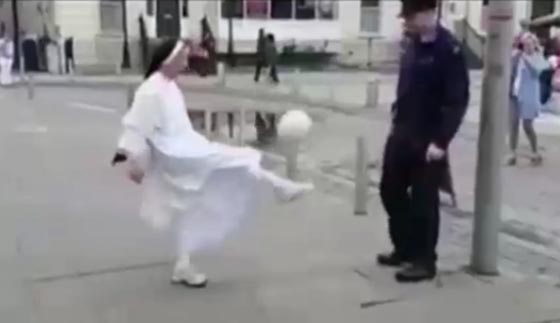 فيديو مثير.. راهبات تتمتع بمهارات عالية في كرة القدم صورة رقم 3