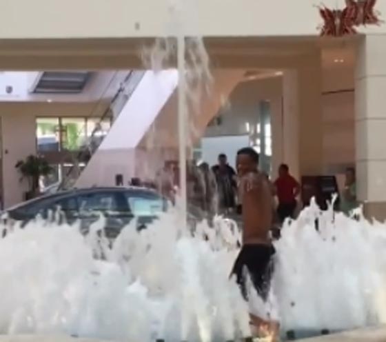 شاب يسبح ويرتع في نافورة داخل مركز تجاري يثير دهشة المتسوقين صورة رقم 2
